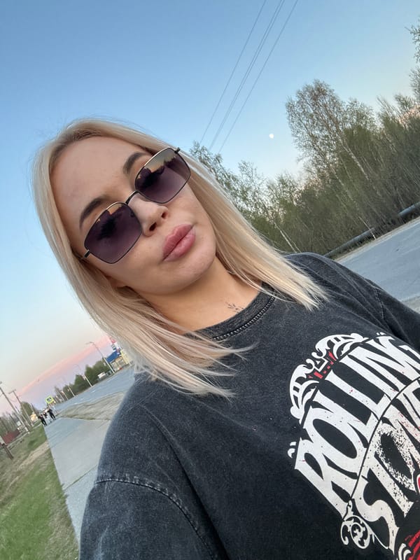 Woman takes Rolling Stones selfie session in Высокий, Russia