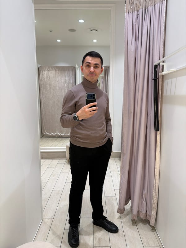 Man takes multiple selfies in Izhevsk changing room