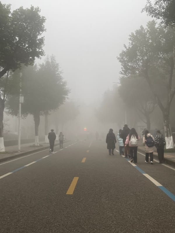 Heavy fog engulfs Chongqing High-tech Zone, pedestrians navigate limited visibility