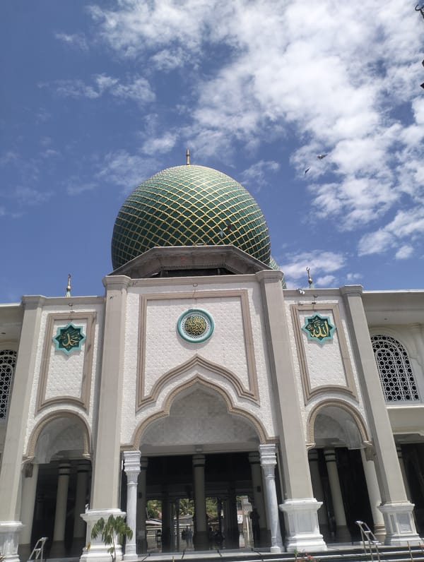 Morning visit to Lhokseumawe's Islamic Center mosque and a local meal