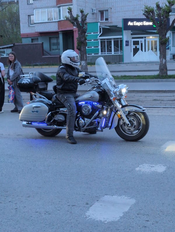 Motorcyclist with LED lights observed on Izhevsk street