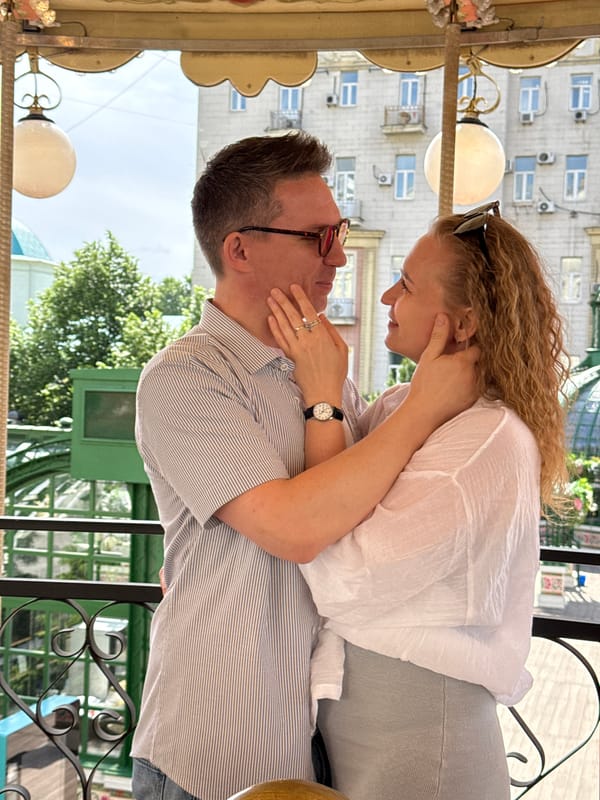 Couple shares intimate moment on Moscow carousel