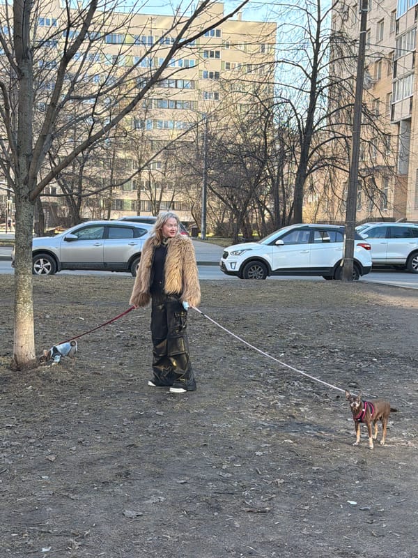 Spring afternoon moments captured in Saint Petersburg park