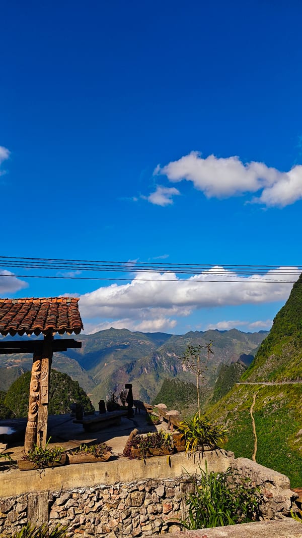 Scenic car journey documented through Vietnam's Đồng Văn mountain commune
