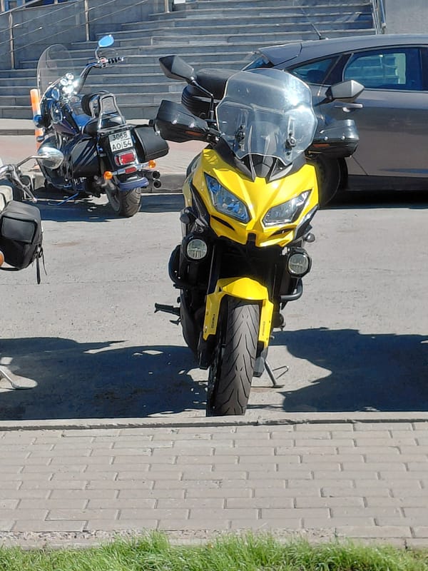 Everyday street scenes across a Russian city on a sunny morning