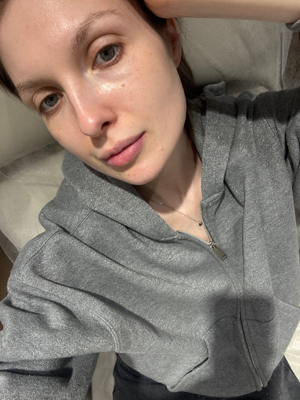 Indoor portrait session captured in Moscow apartment