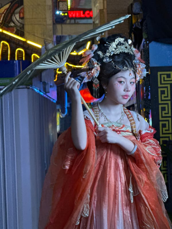Night crowds gather at Chongqing's Hongyadong for traditional performances