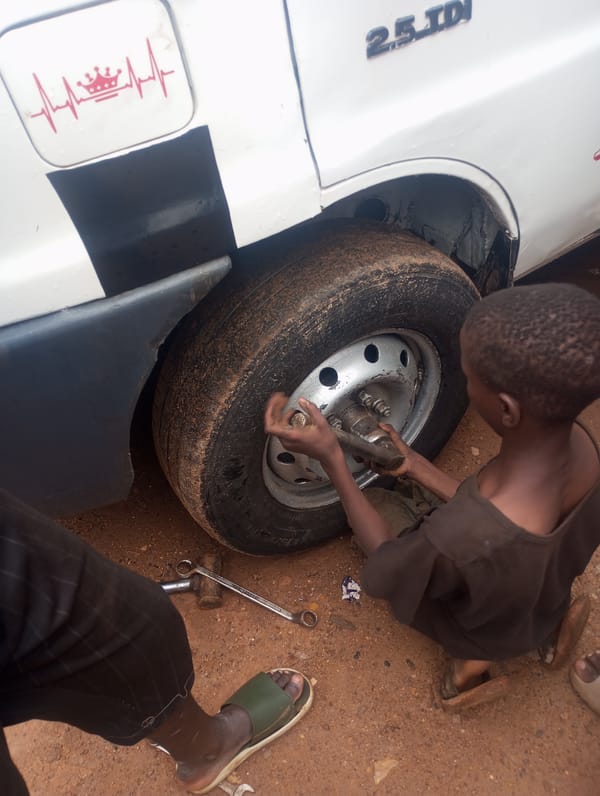 Street life, markets, and vehicles along a Barakin dirt road