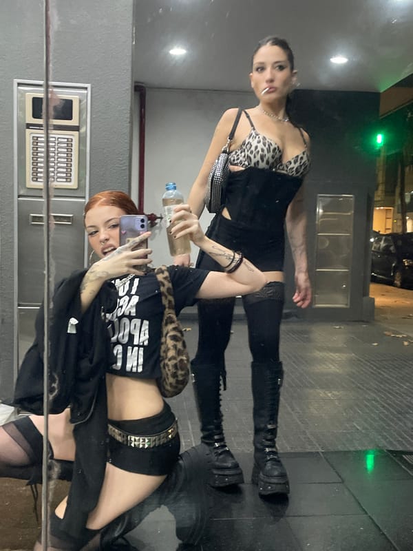 Women document night out with selfies, drinks, concert in Buenos Aires