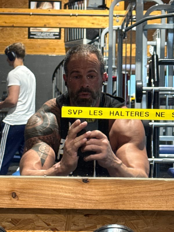 Man takes mirror selfie at gym in Jemelle, Belgium