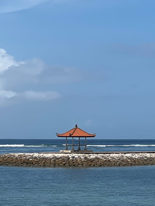 Morning coastal scenes captured by witnesses in Denpasar