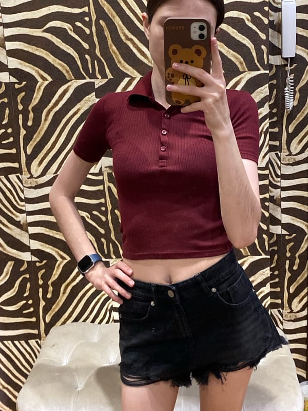 Woman takes selfies in zebra-themed room in Votkinsk
