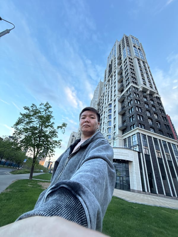Spring afternoon scenes documented around Khimki's modern buildings