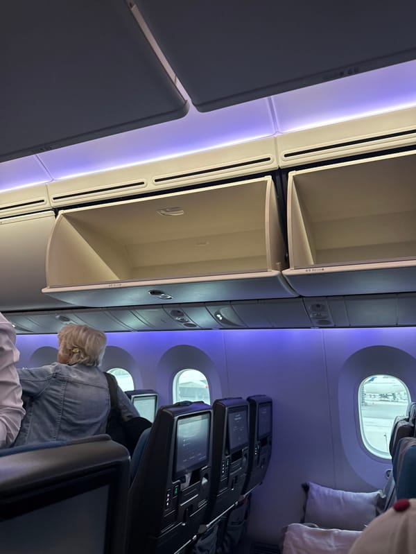 Singapore Airlines passengers document flight experience over Thailand