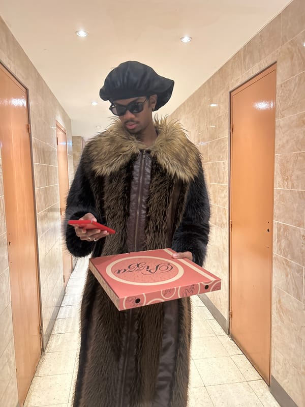 Person with pizza box spotted in Pantin building and street