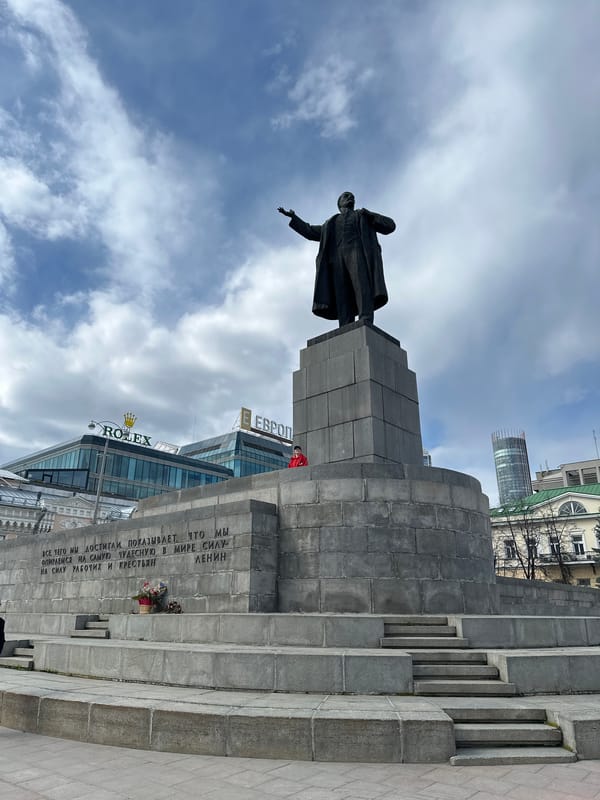 Tourist captures iconic Lenin statue and City Hall in Yekaterinburg
