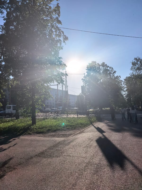 Ordinary afternoon park activity observed in Sterlitamak, Russia