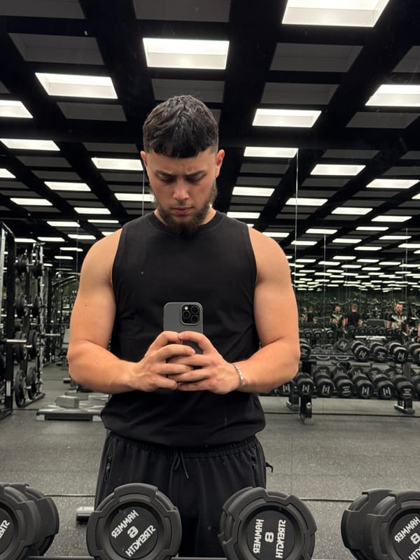 Man documents workout with selfies at Varna gym