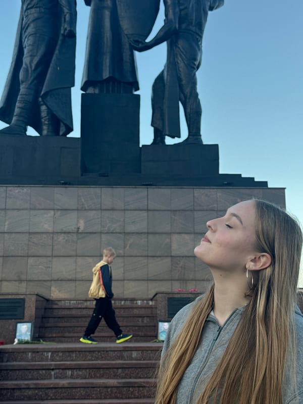 Afternoon at Perm's bronze monument, selfies and summer flowers