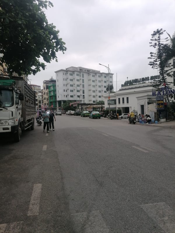 Daily life snapshots captured across Bai Chay Ward streets