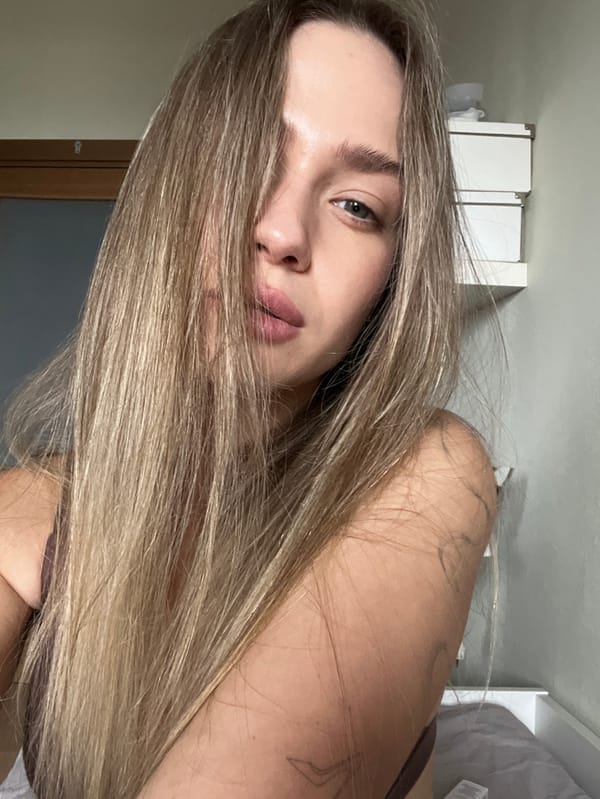 Woman documents morning routine with selfies, makeup in Saint Petersburg