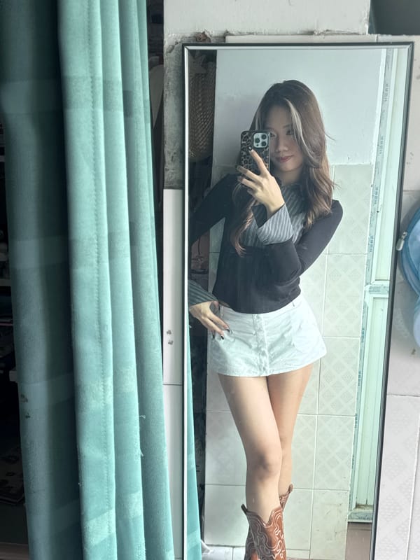 Woman Takes Bathroom Mirror Selfies in Nan'an District