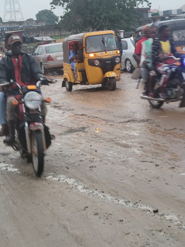 Daily market life continues amid wet conditions in Nigerian towns