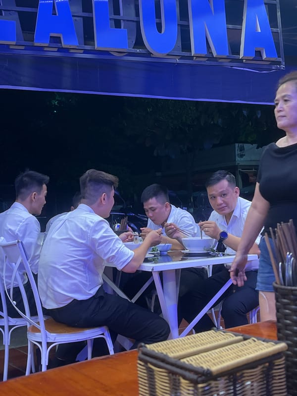 Men gather for evening meal at outdoor eatery in Đà Nẵng