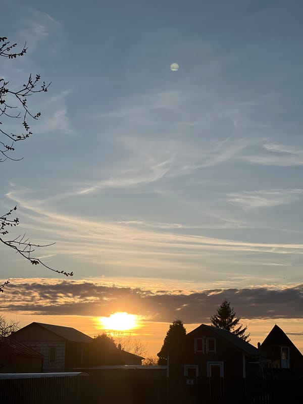 Sunset observed across Riga with Mini Cooper sighting