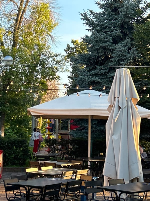 Outdoor cafe seating on a sunny afternoon in Novokuybyshevsk