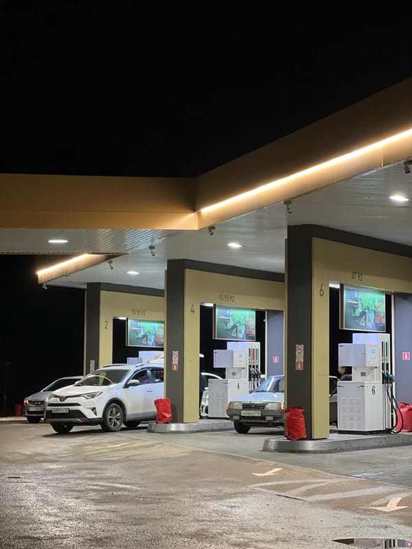 Long fuel queue backs up into Agryz streets on rainy evening