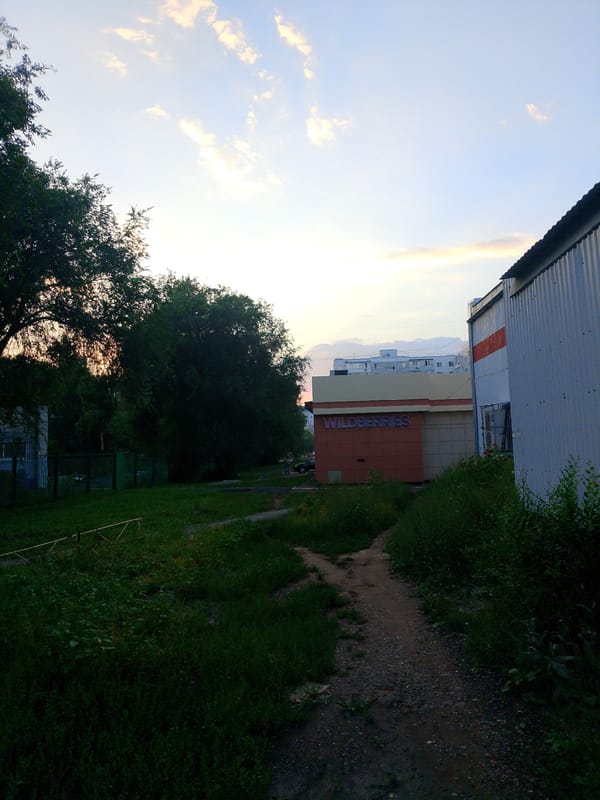 Dusk walkthrough of a Russian urban residential neighborhood