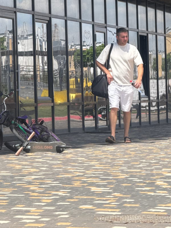 Everyday life in a modern Avanhard neighborhood on a summer morning