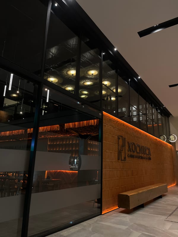 Late-night dining captured at San Bernardino Tlaxcalancingo restaurant