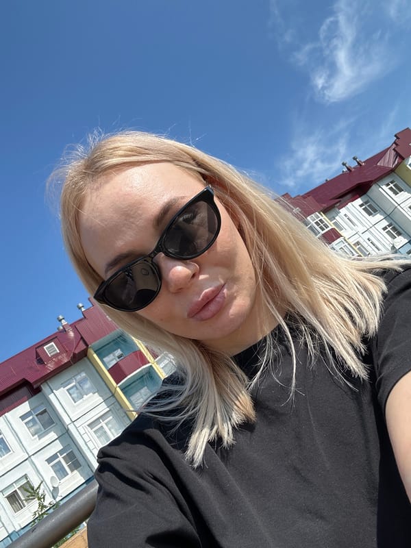 Woman documents morning outing with selfies across city locations