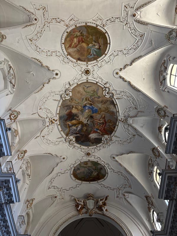 Tourist captures Syracuse basilica interior and street ceramics vendor