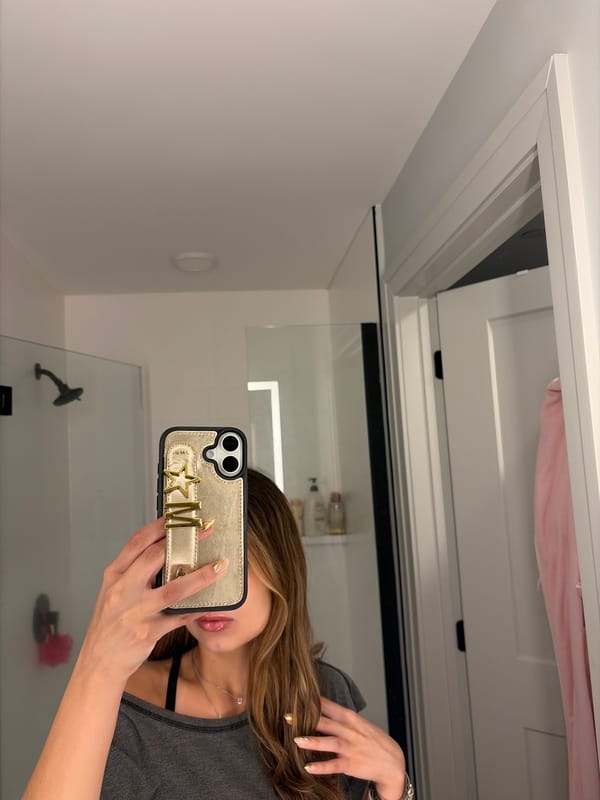 Woman takes multiple selfies in Austin residence early Thursday