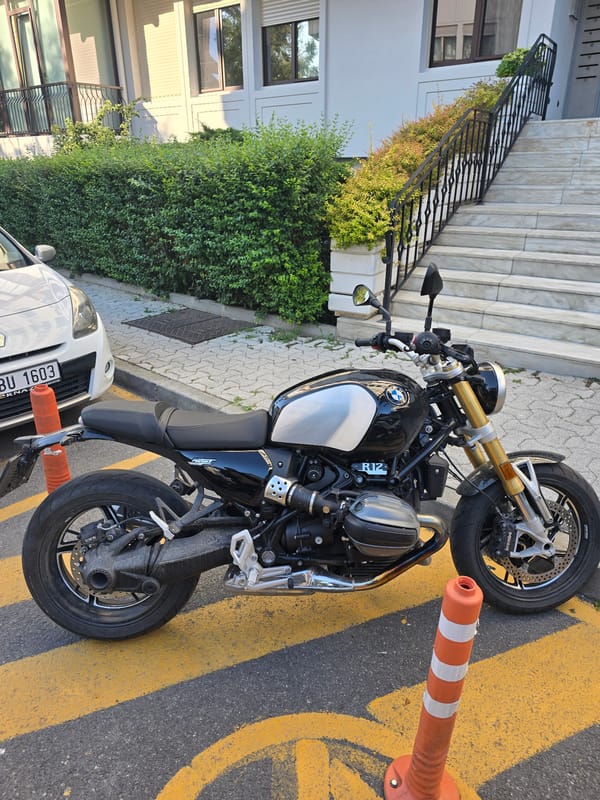 Summer afternoon in a Beşiktaş park: flowers, cats, and a motorcycle