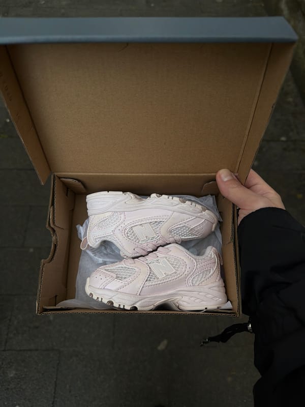 Shopper with pink sneakers and Frappuccino spotted in Santiago