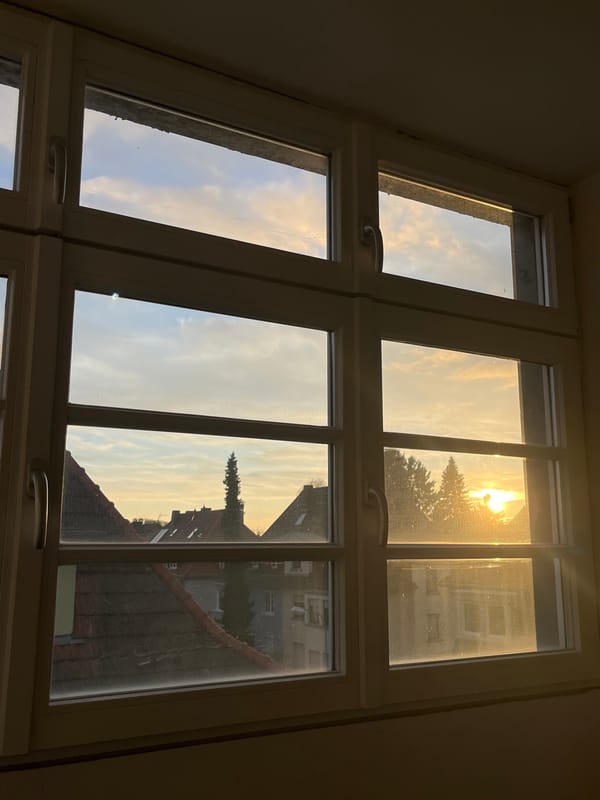 Light and art glimpsed in Saarbrücken during evening hours