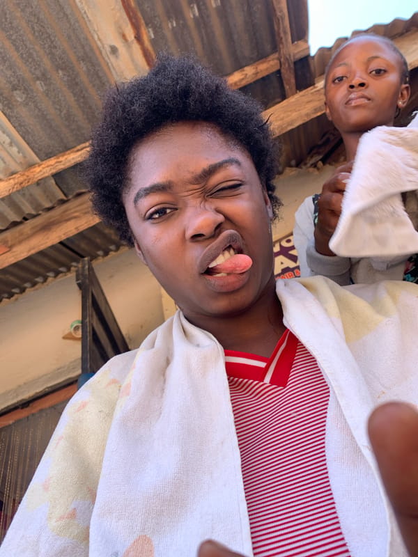 Shoot day in Rafin Par: salon selfies, timber details, street scene
