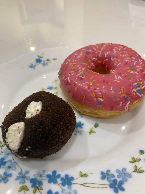 Quiet Evening Snacks and Cat Companionship in Tyumen Home