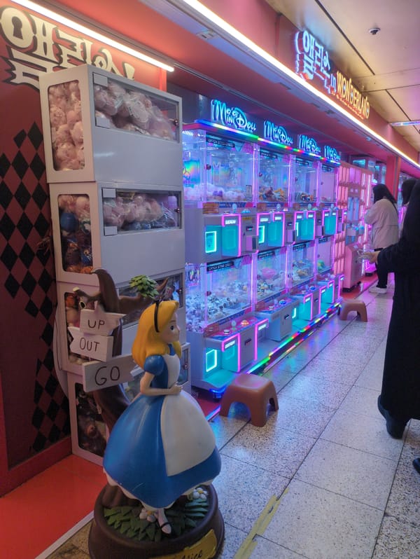 Early morning activity documented in Seoul underground commercial area