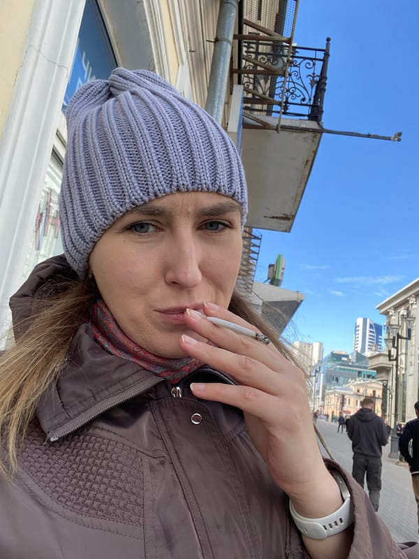 Everyday moments captured across Yekaterinburg during morning hours