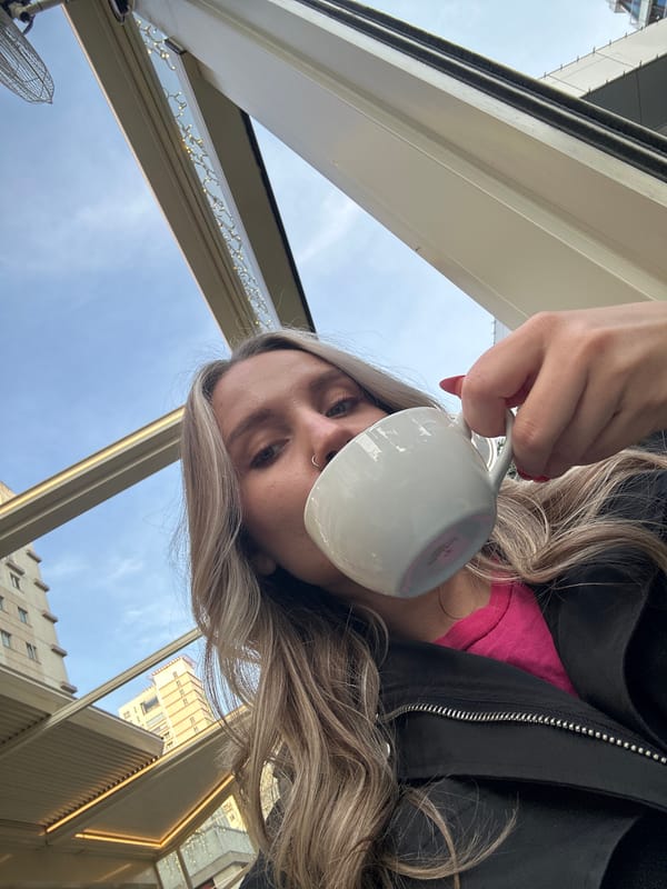 Woman spotted at multiple Esenyurt locations during afternoon outing
