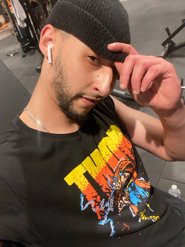 Man takes gym selfies in Hœnheim fitness center