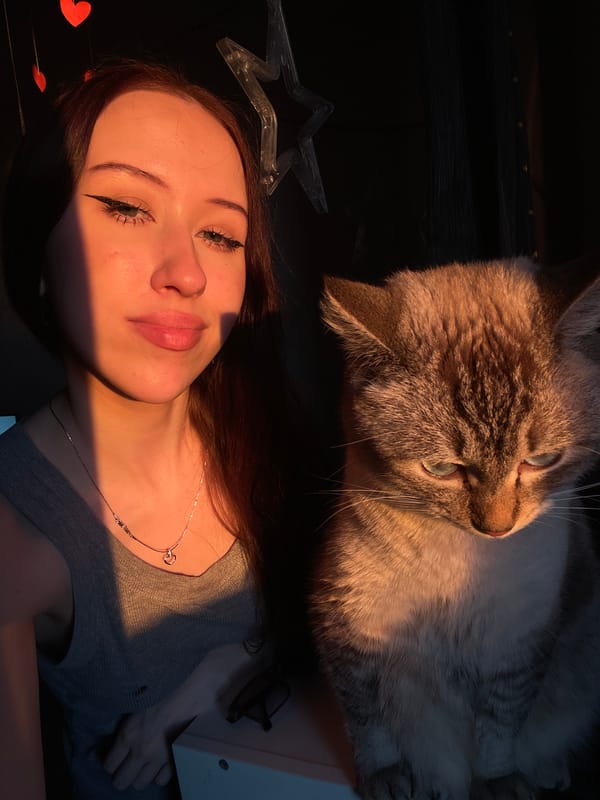 Woman documents bedroom selfie session with cat in Votkinsk