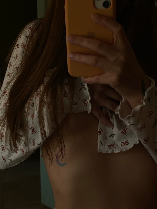 Person takes selfies and photos of sleeping cat in Votkinsk