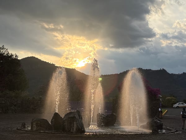 Three-jet fountain observed in San Sebastian, Mexico