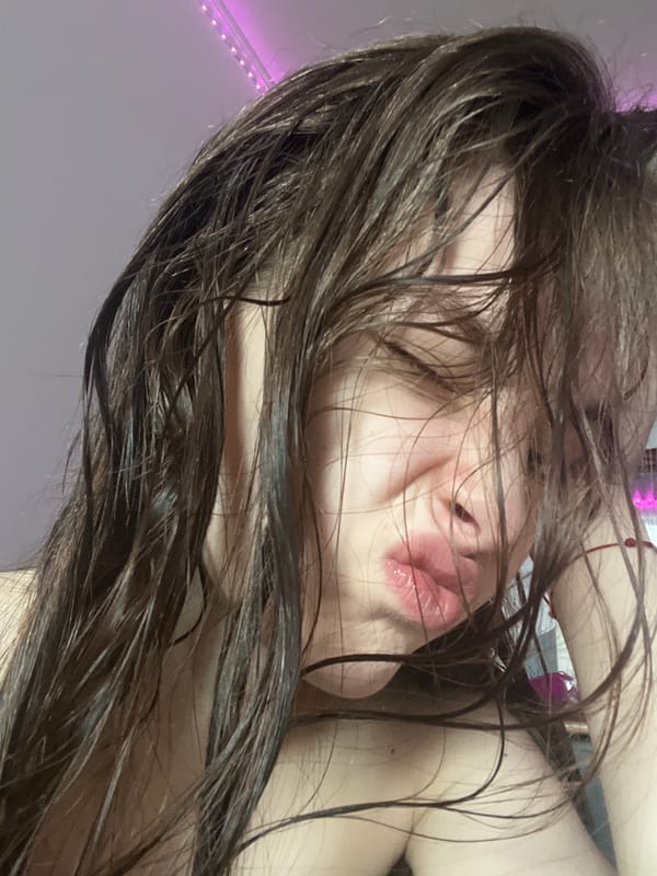 Woman photographed in casual portraits in Saint Petersburg